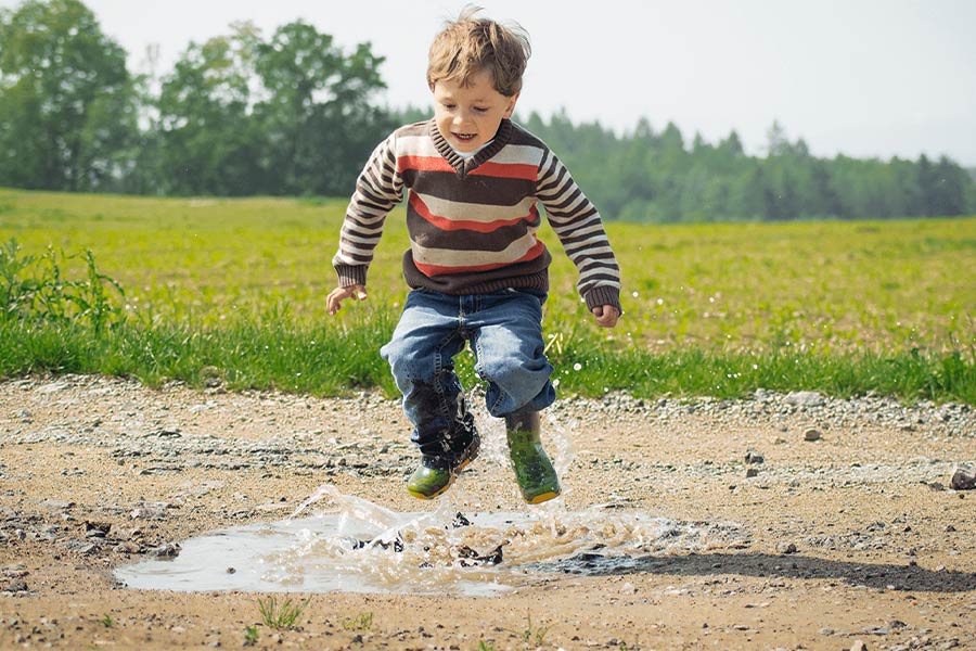 kid-is-playing-on-mud